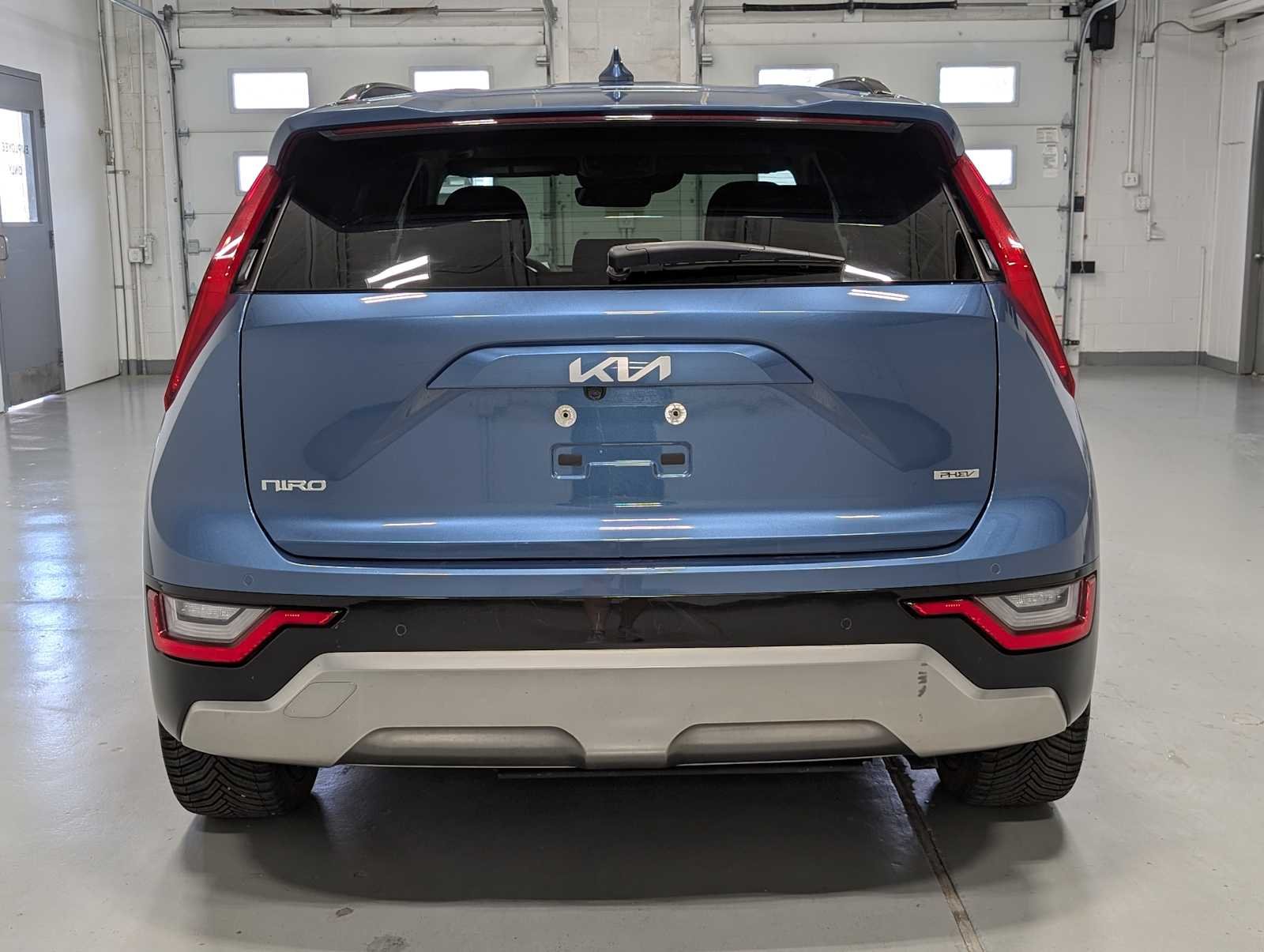 Used 2023 Mineral Blue Kia SX Touring image 9