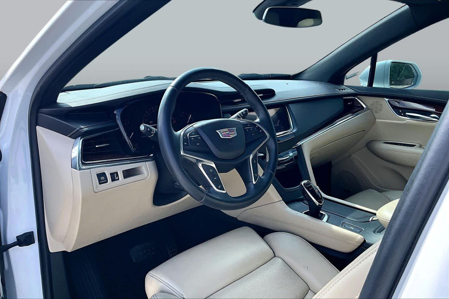 Used 2017 Crystal White Tricoat Cadillac Luxury FWD image 16