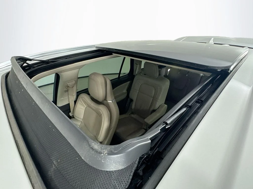 Used 2020 White Metallic Lincoln Grand Touring image 28