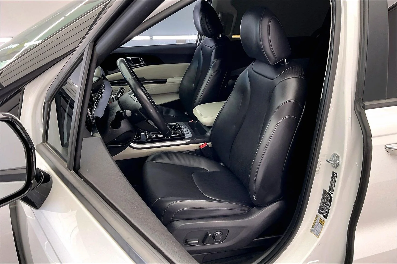 Used 2024 Snow White Pearl Kia EX image 18