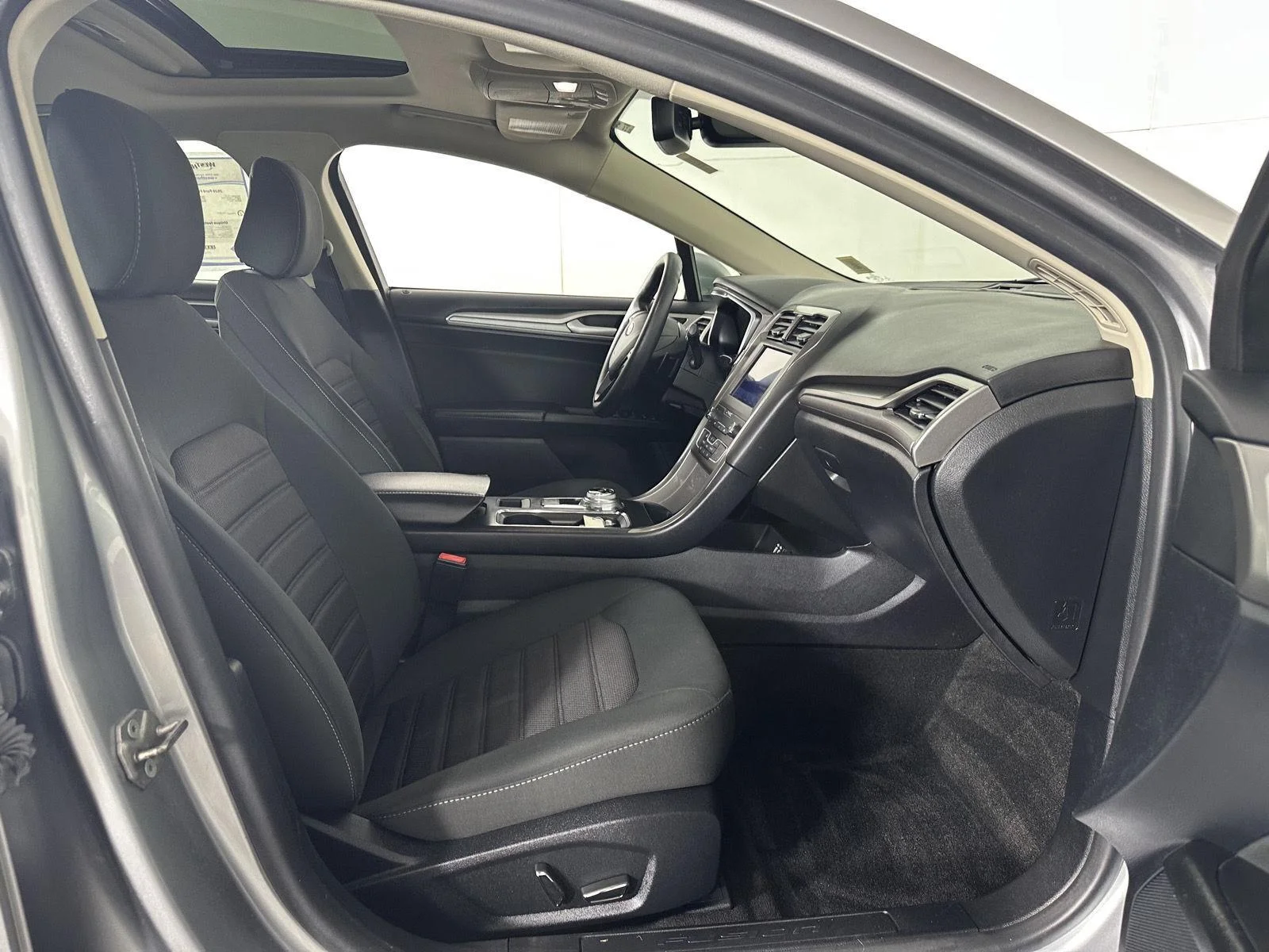 Used 2020 Iconic Silver Ford SE image 16