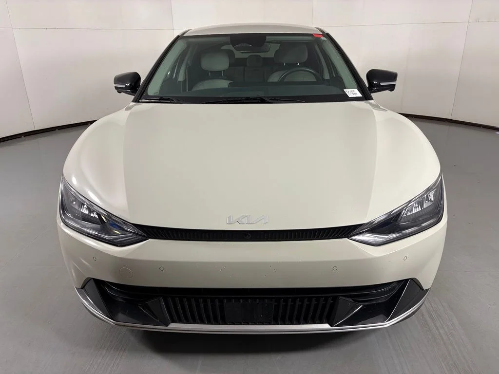 Used 2023 White Kia Wind image 3