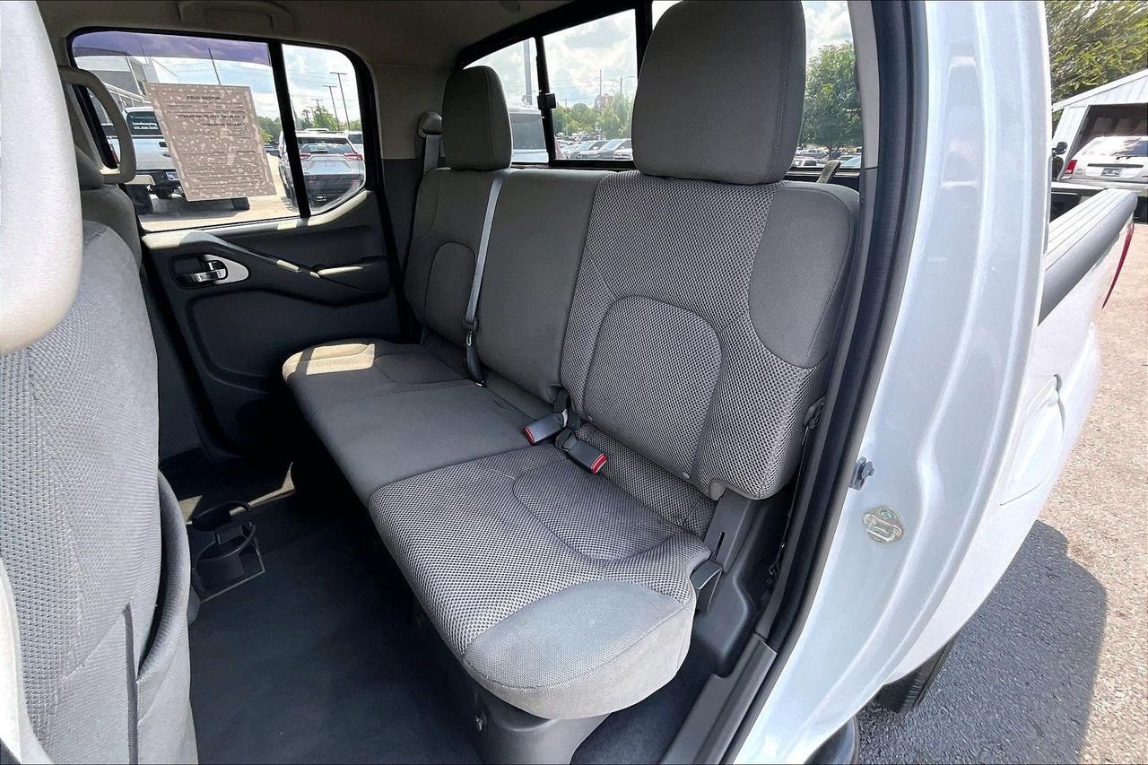 Used 2020 Glacier White Nissan Crew Cab SV 4x2 image 25