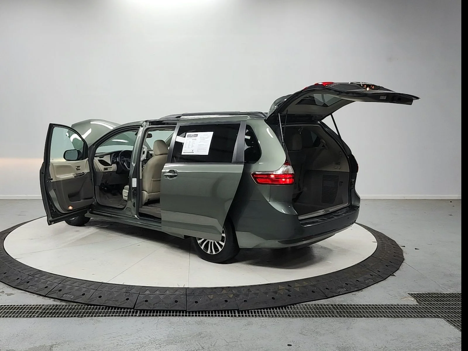 Used 2020 Green Toyota XLE Premium image 14