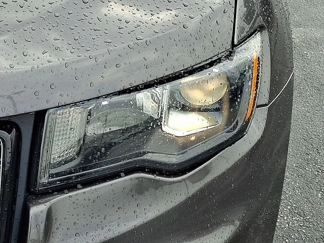 Used 2021 Gray Jeep Laredo X image 9