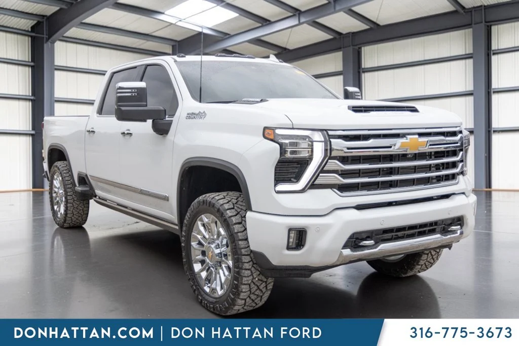 Used 2025 White Chevrolet High Country image 29