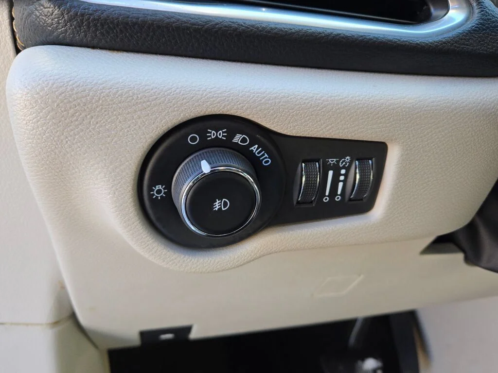 Used 2024 White Chrysler Limited image 27