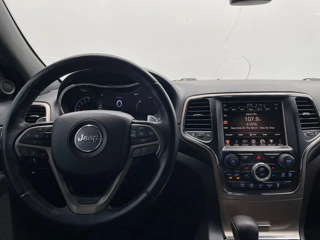 Used 2017 Diamond Black Crystal Pearlcoat Jeep Laredo image 3