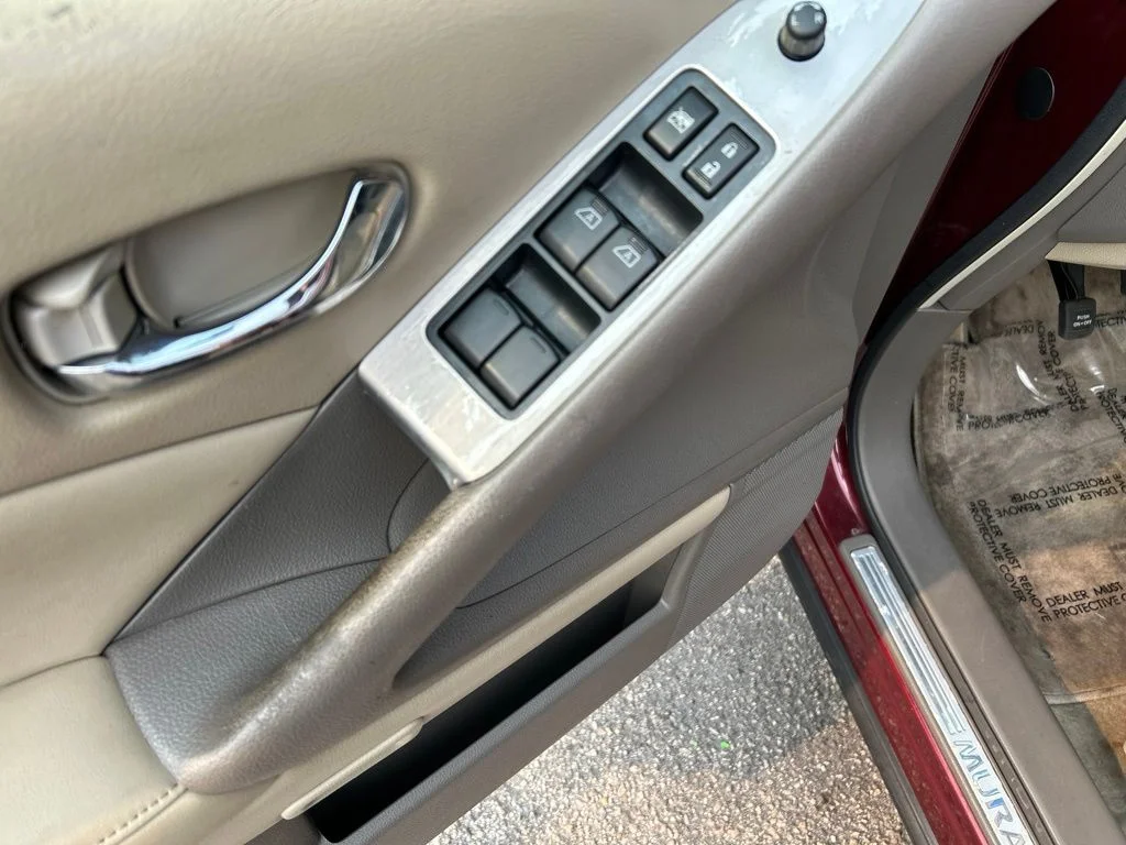 Used 2011 Red Nissan SL image 13