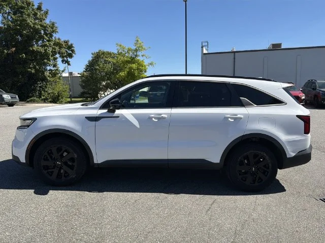 Used 2021 White Kia S image 2