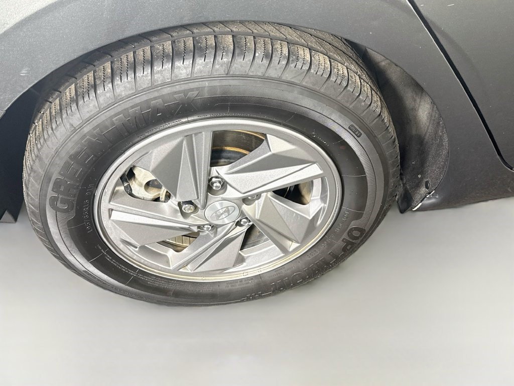 Used 2025 Amazon Gray Hyundai SE image 28