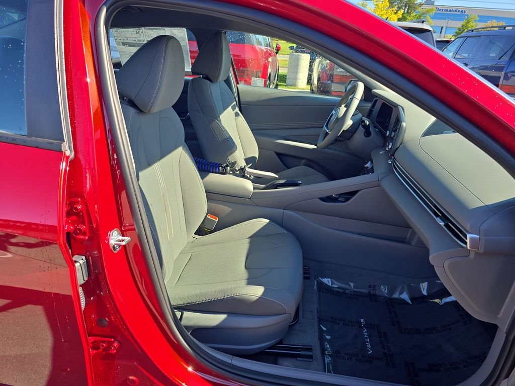 Used 2025 Red Hyundai SEL Sport image 23