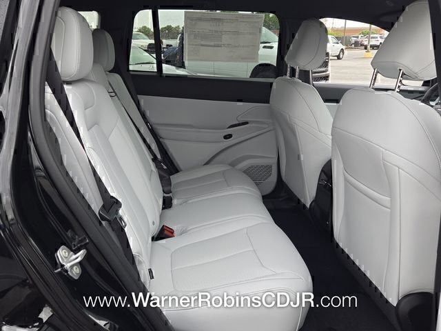 New 2026 Diamond Black Crystal Pearl-Coat Exterior Paint Jeep Limited image 17