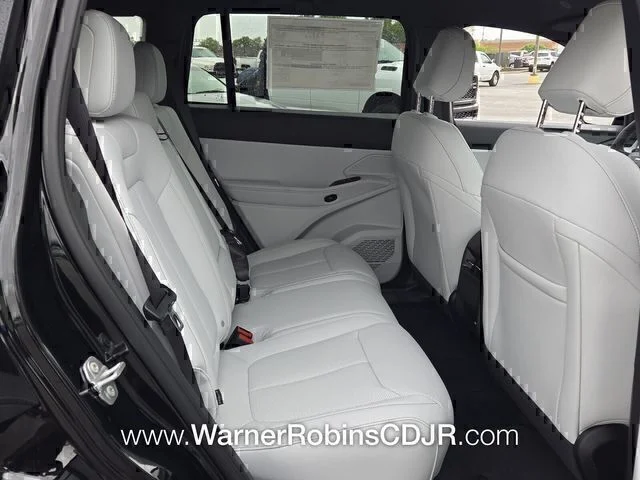 New 2026 Diamond Black Crystal Pearl-Coat Exterior Paint Jeep Limited image 17