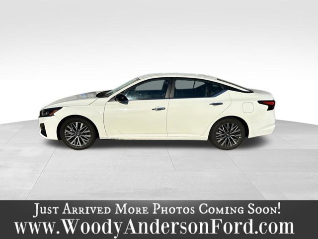 Used 2025 White Nissan 2.5 SV image 3
