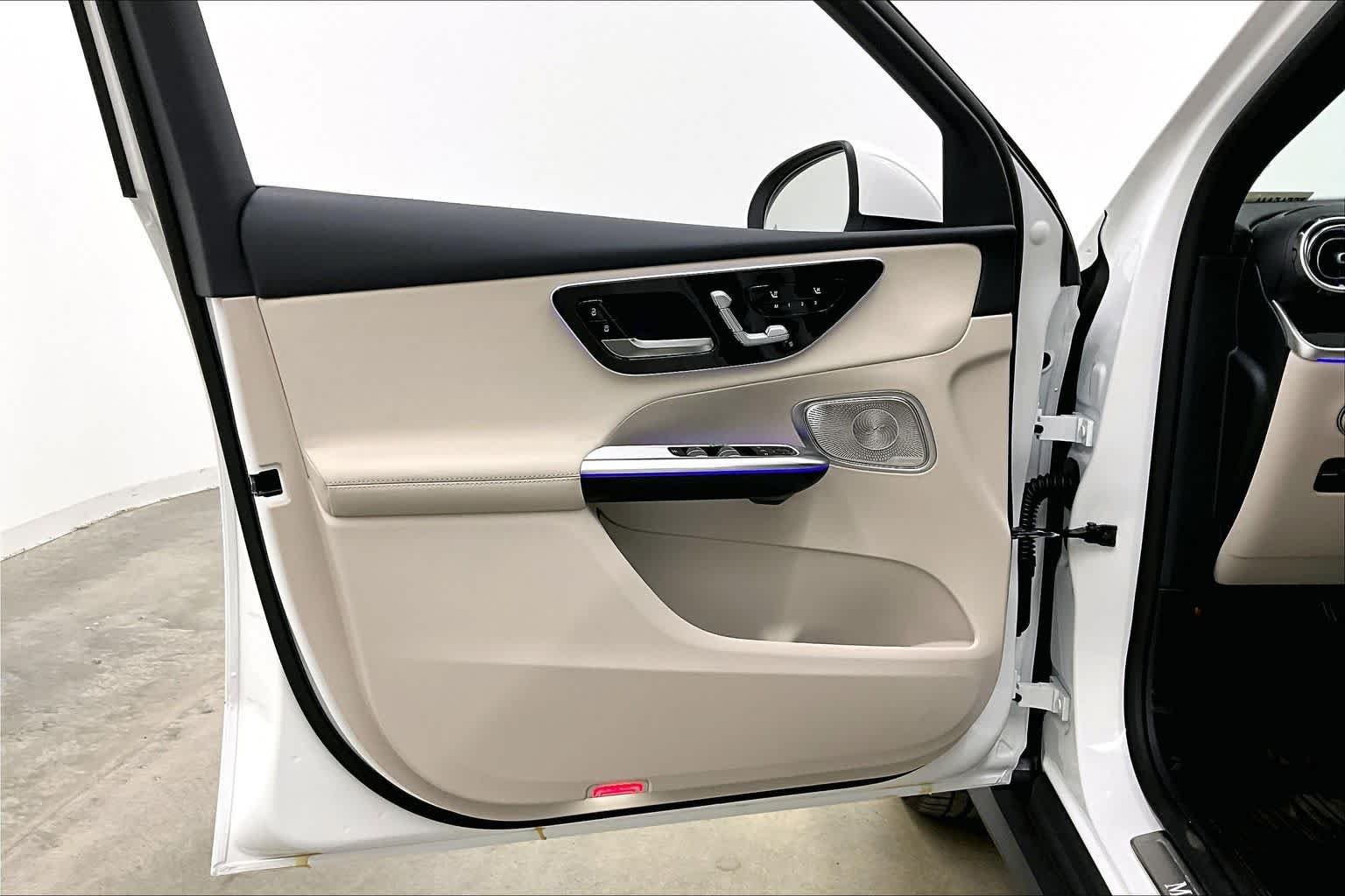 New 2026 Polar White Mercedes-Benz GLC 300 image 10