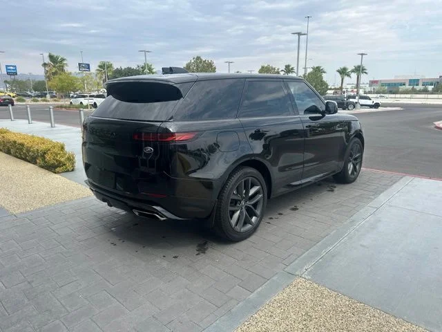 Used 2023 Black Land Rover SE Dynamic image 5