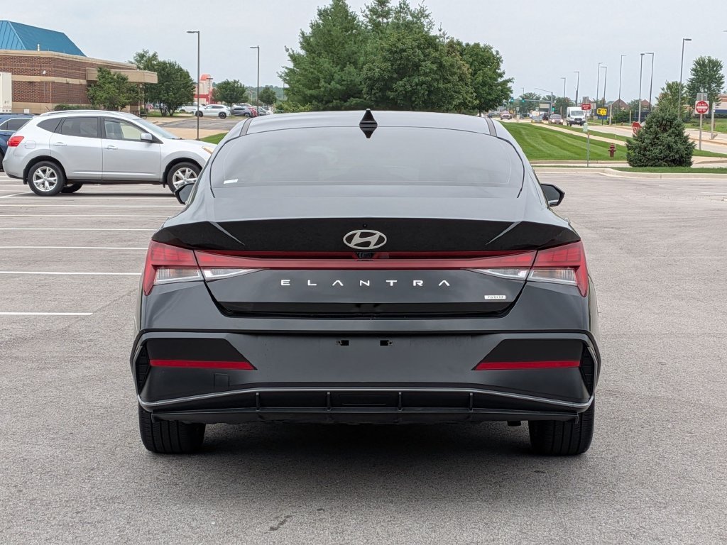 2025 Hyundai Elantra Limited - Photo 6