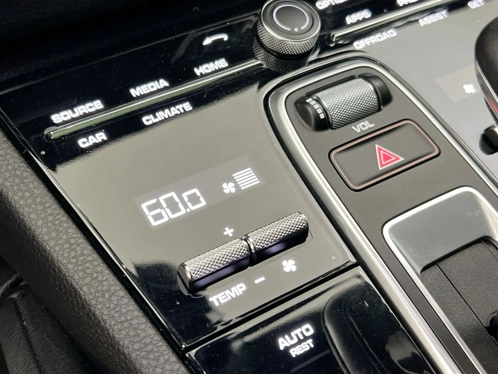 Used 2023  Porsche Base image 16