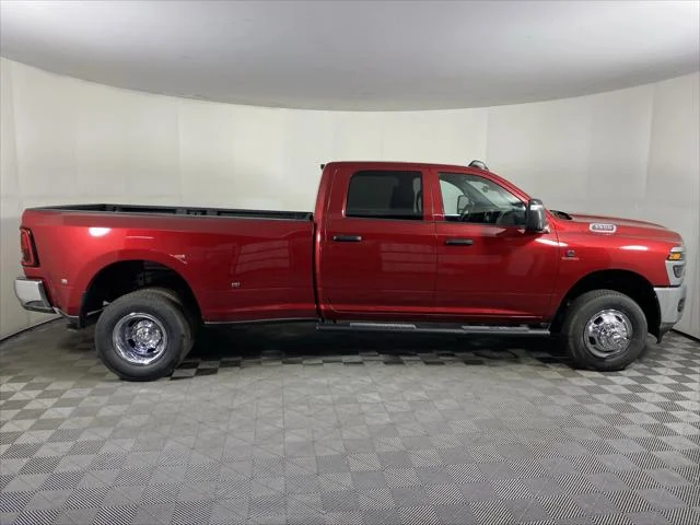 New 2026 Molten Red Pearl-Coat Exterior Paint RAM TRADESMAN image 2