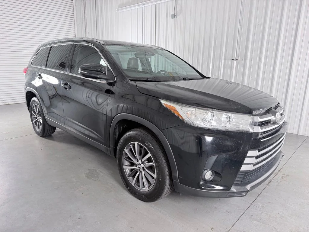 Used 2019 Black Toyota XLE image 3