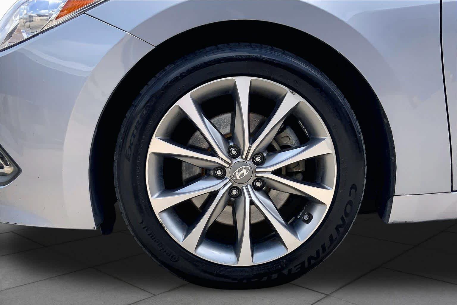 Used 2015 Pewter Gray Metallic Hyundai  image 9