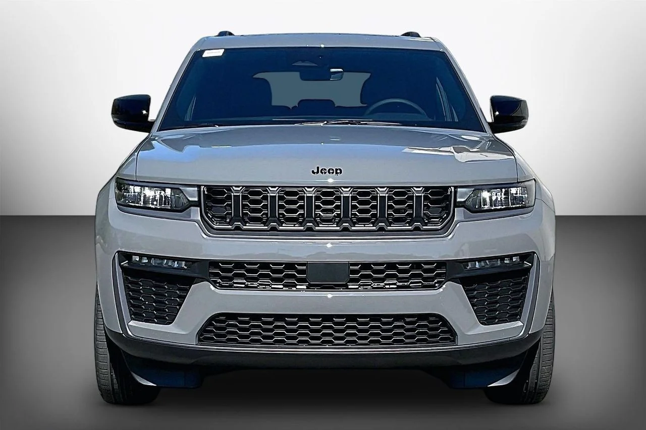 New 2027 Sting-Gray Clear-Coat Paint Jeep Limited image 3