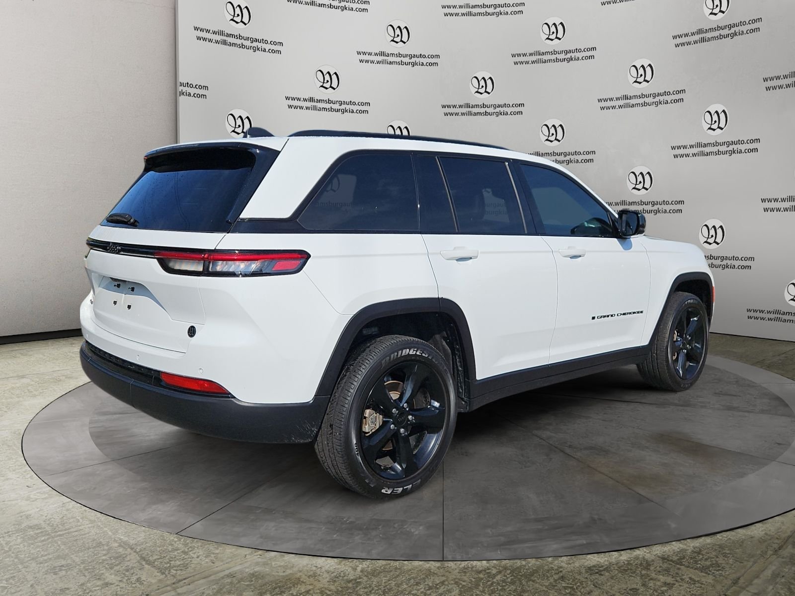 Used 2024 White Jeep Altitude image 5