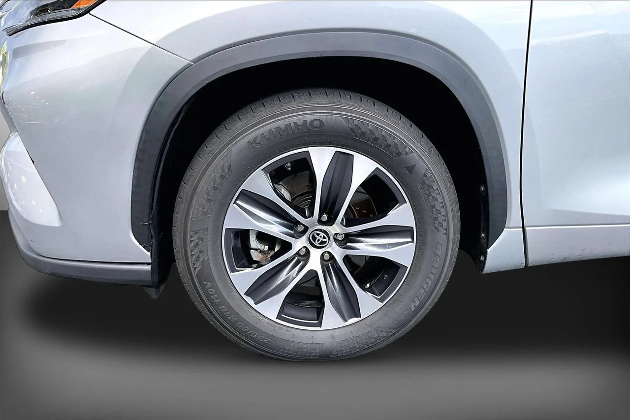 Used 2021 Silver Toyota XLE image 32