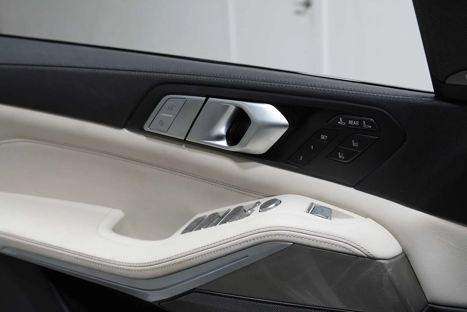 Used 2022 Mineral White Metallic BMW M50i image 14