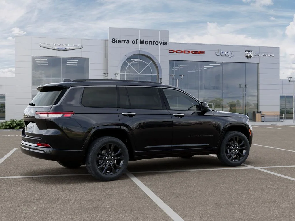 New 2026 Diamond Black Crystal Pearl-Coat Exterior Paint Jeep Limited Reserve image 4