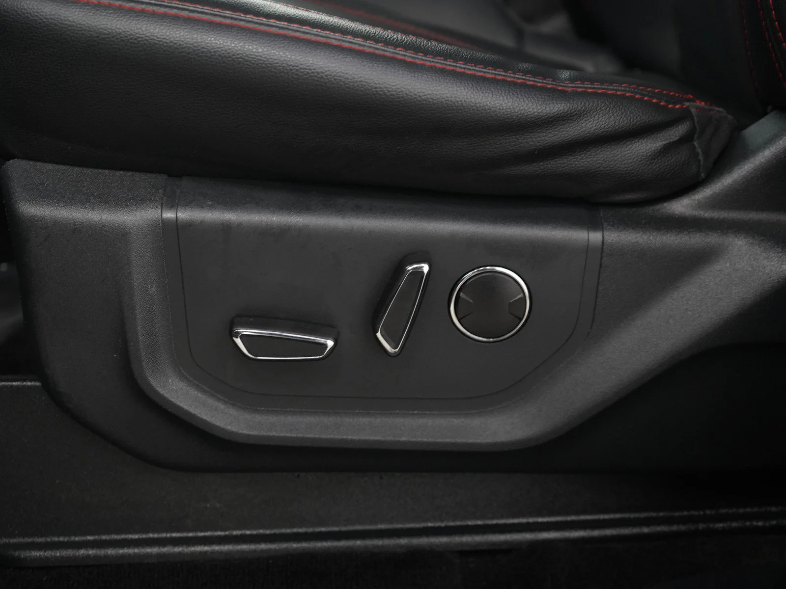 Used 2022 Black Metallic Ford Limited image 29