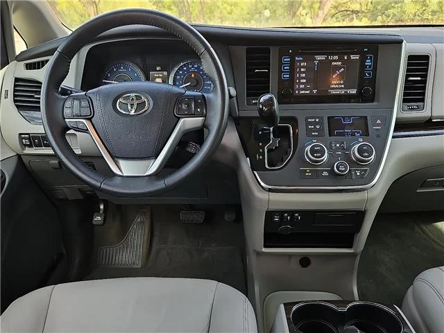 Used 2017 Predawn Gray Mica Toyota XLE 8 Passenger Front-wheel Drive Passenger image 9