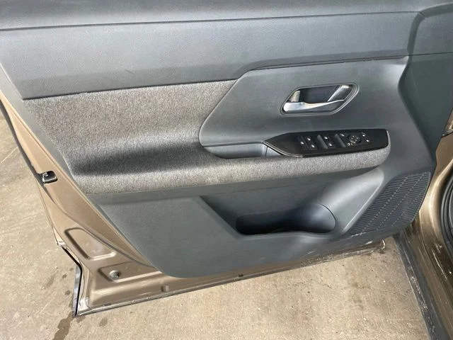 Used 2025 Brown Nissan SV image 26