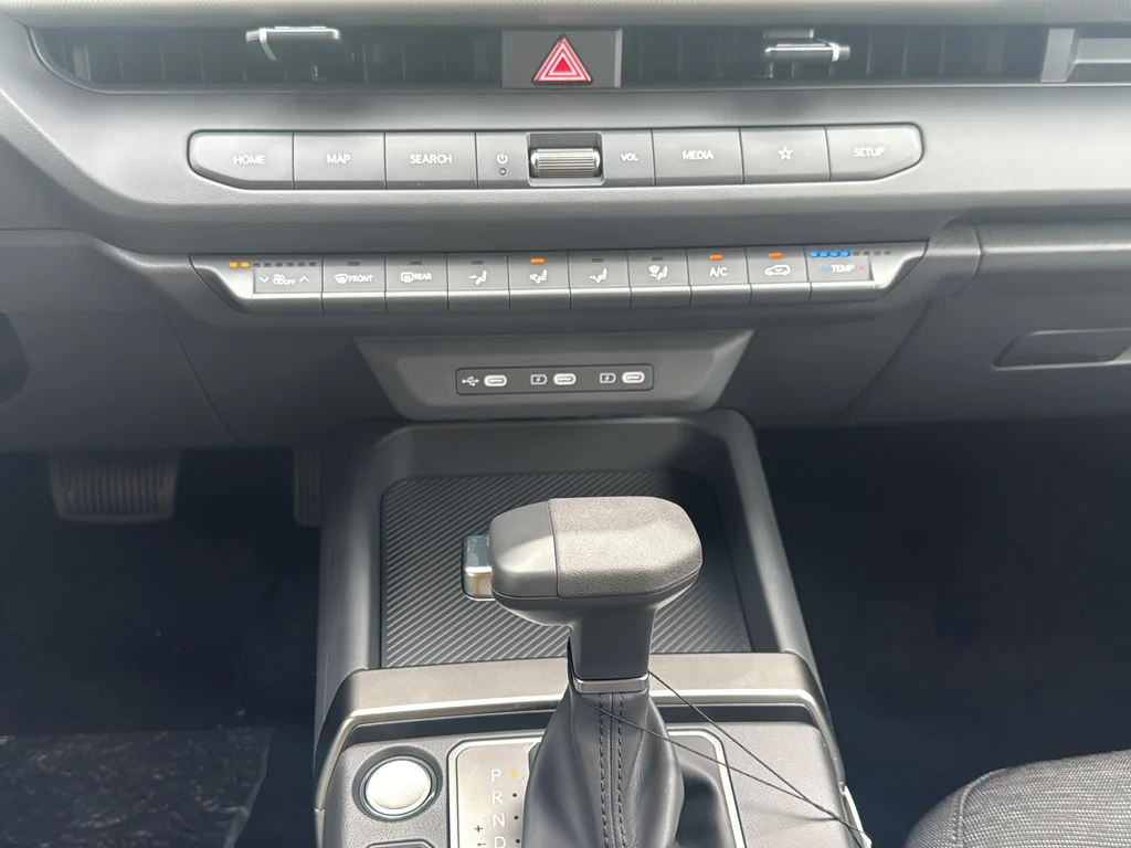New 2027 Snow White Pearl Kia LX image 23