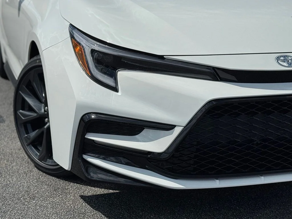 New 2027 Ice Cap Toyota Hybrid SE image 3