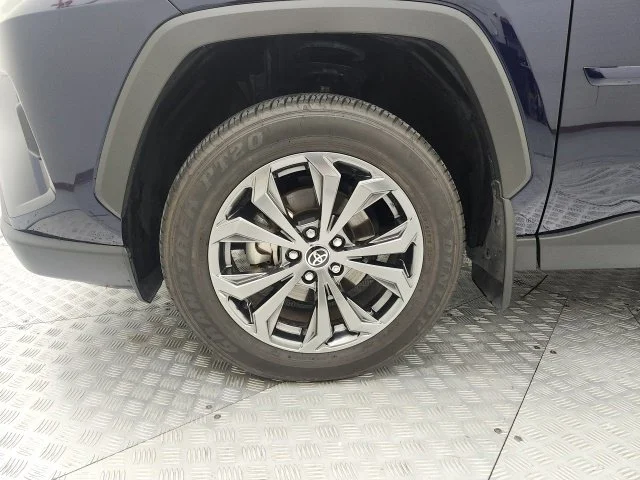Used 2025  Toyota XLE Premium image 9