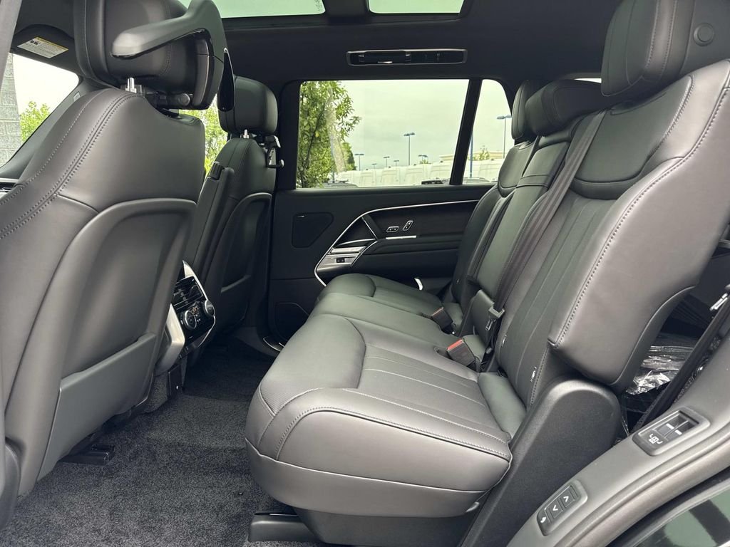 New 2026 Santorini Black Land Rover SE image 14
