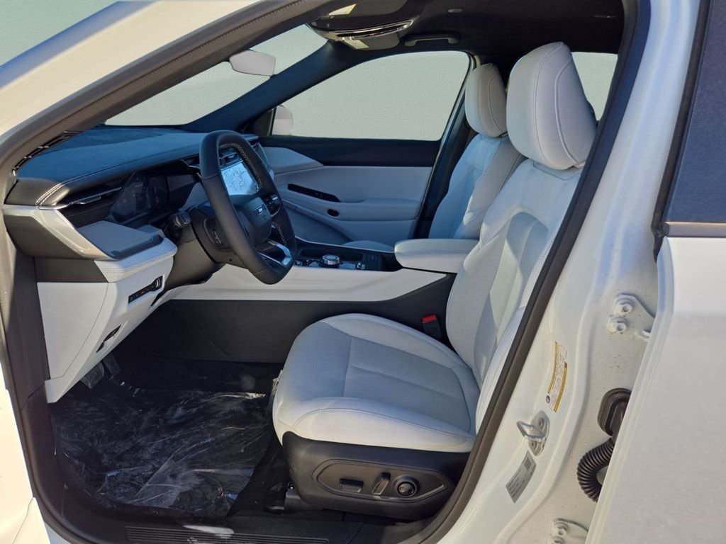 New 2026 Bright White Clear-Coat Exterior Paint Jeep Laredo image 18