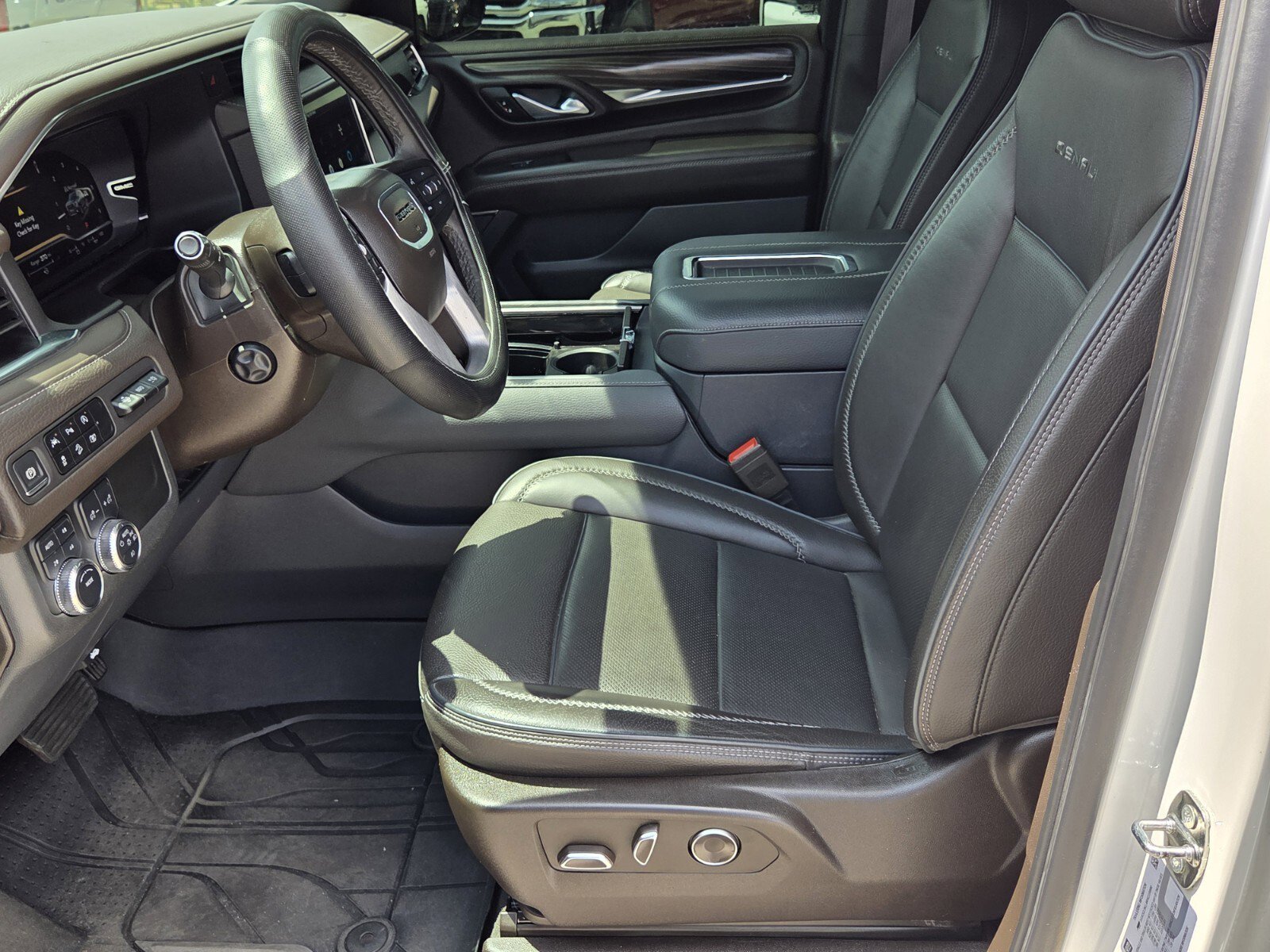 Used 2024 White Frost Tricoat GMC Denali image 3