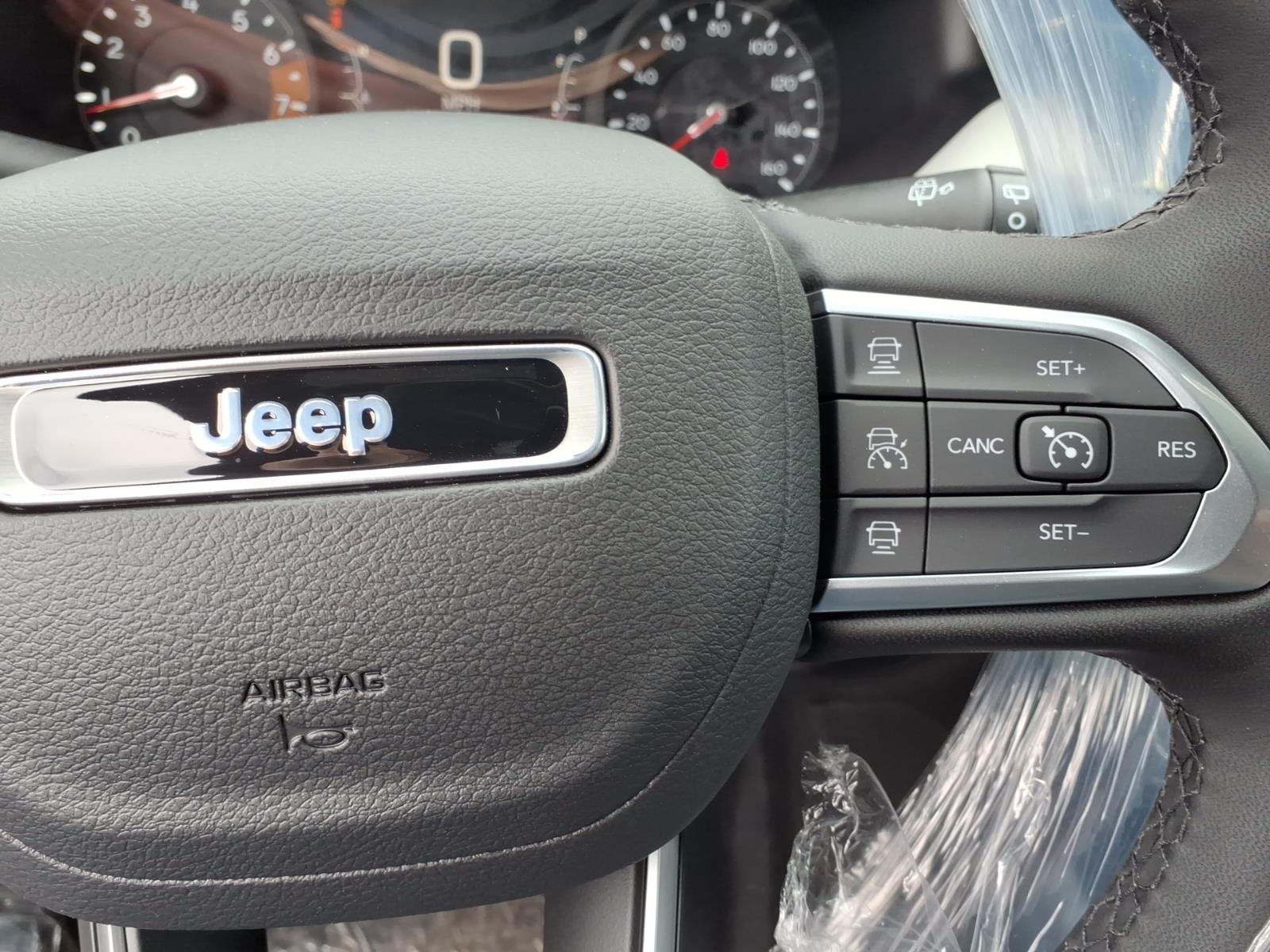 New 2026 Diamond Black Crystal Pearl-Coat Exterior Paint Jeep Limited image 19