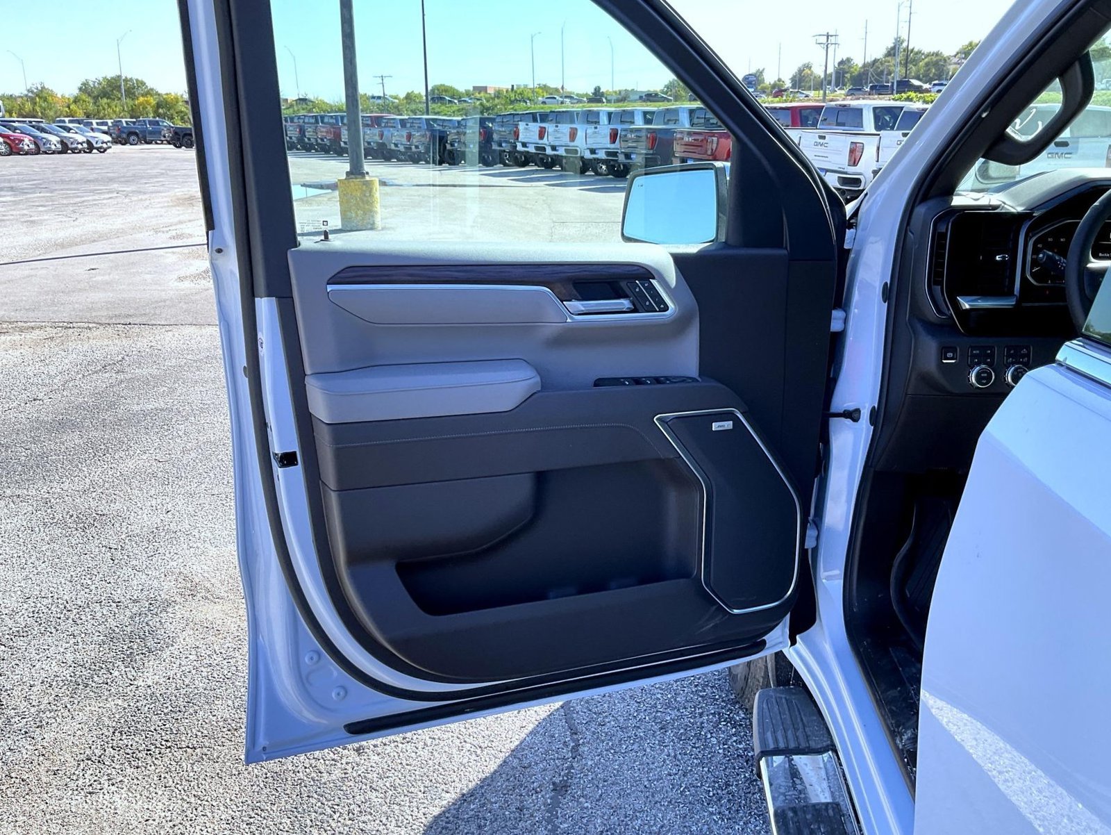 2026 GMC Sierra 1500 SLT - Photo 9