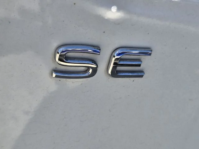 Used 2024 White Volkswagen 2.0T SE w/Technology image 9
