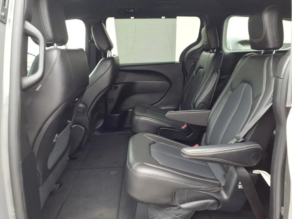 2025 Chrysler Pacifica Select - Photo 26