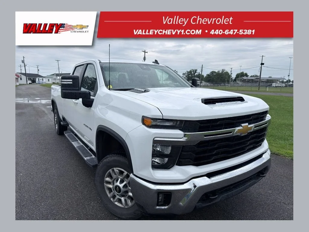 Used 2025 Summit White Chevrolet LT image 1