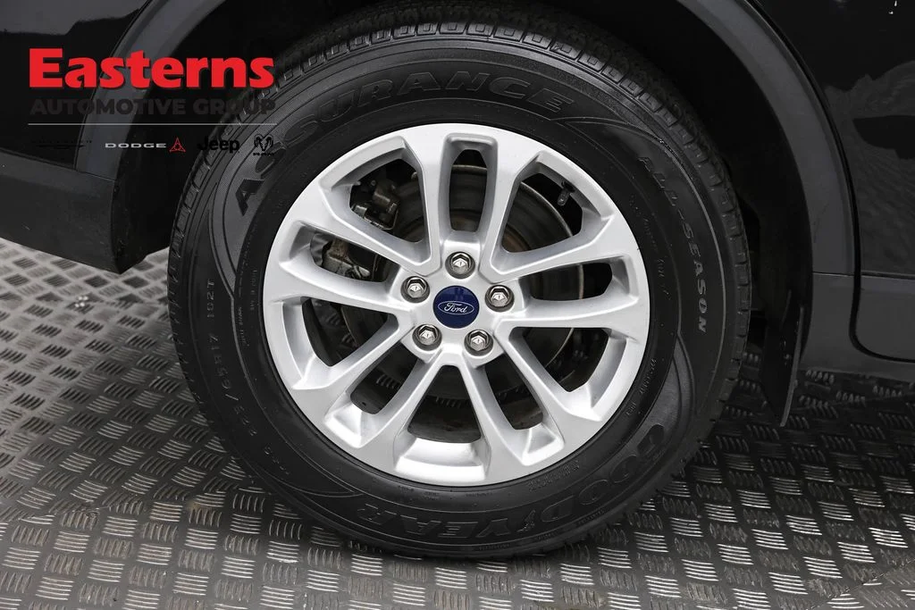 Used 2022 Black Ford SE image 30