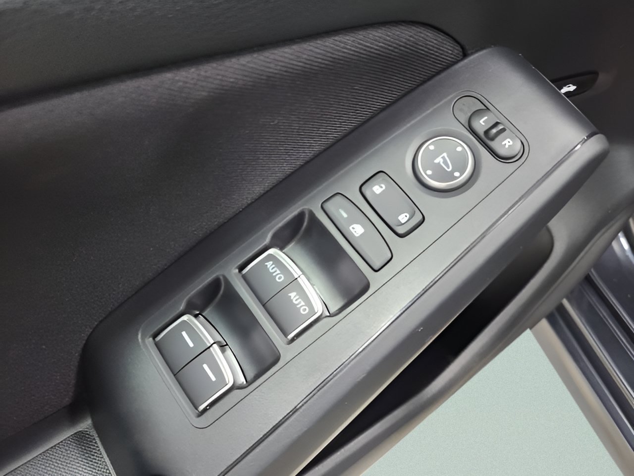Used 2025 Meteorite Gray Metallic Honda LX image 20