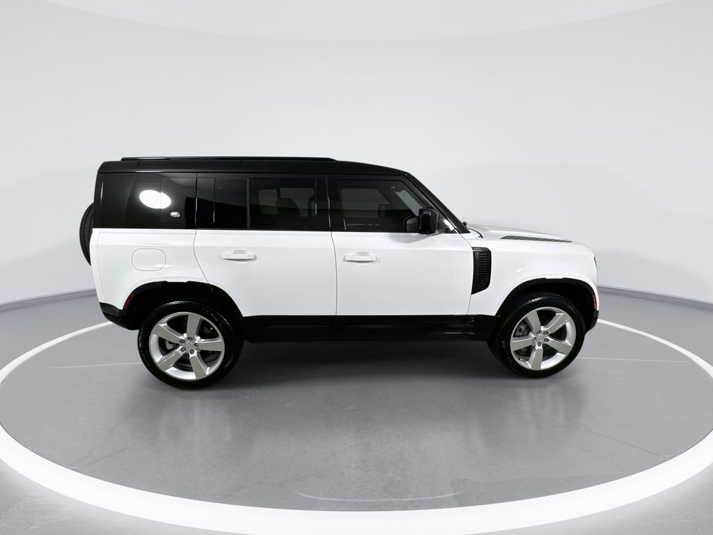 Used 2023 White Land Rover X-Dynamic SE image 9