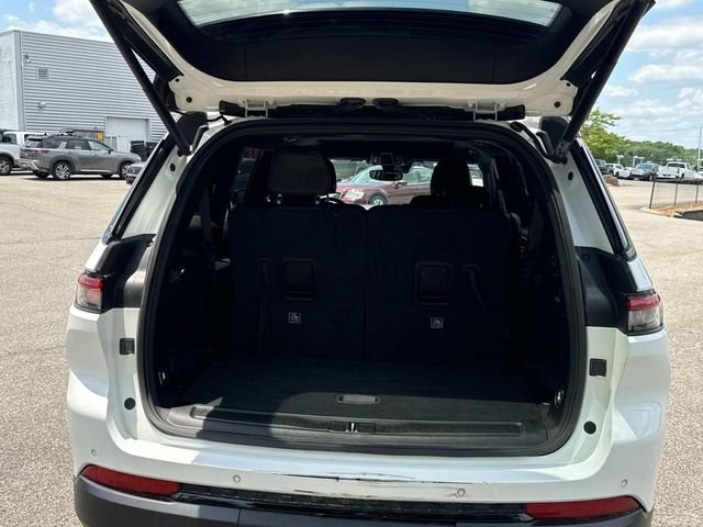 Used 2023 White Jeep Altitude image 26