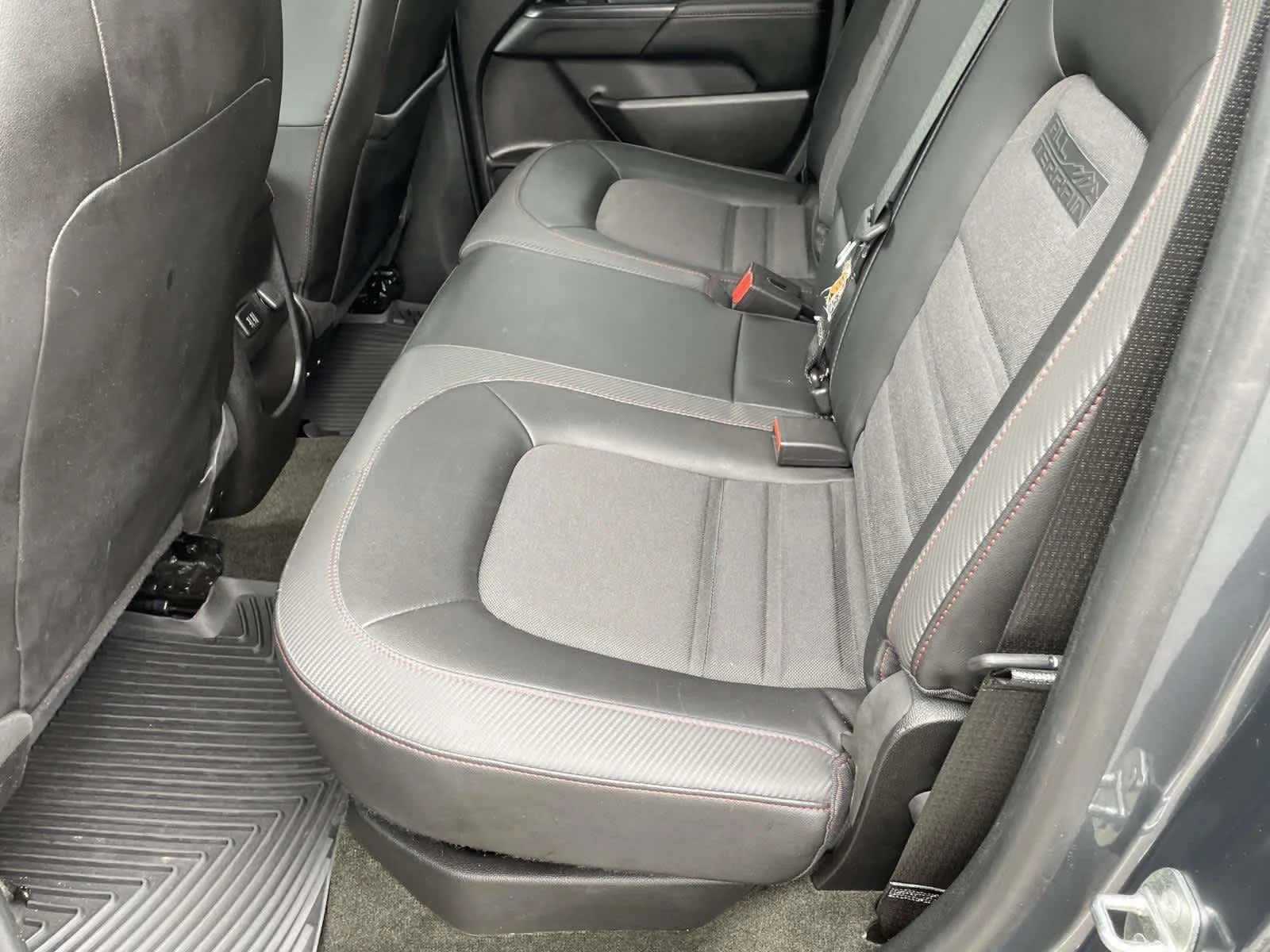 Used 2015 Cyber Gray Metallic GMC 4WD SLE image 17